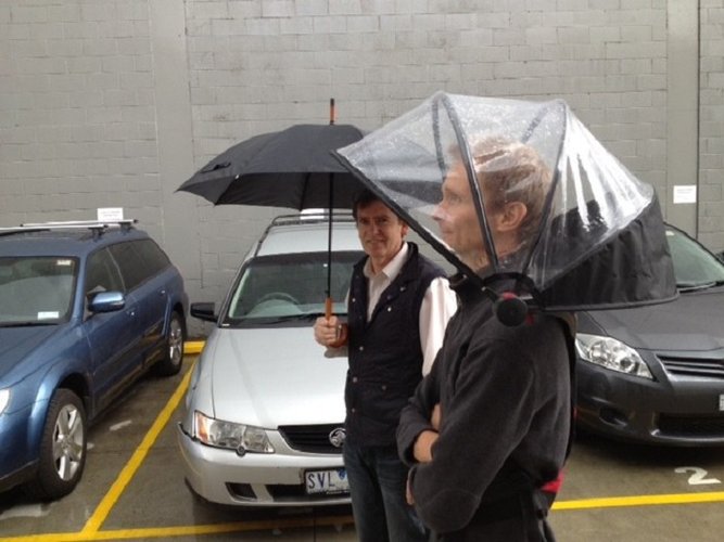 Nubrella – зонт, который можно носить без помощи рук