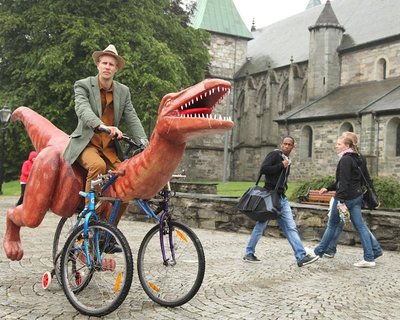 Маркус Месту путешествует по Норвегии на самодельном велодинозавре