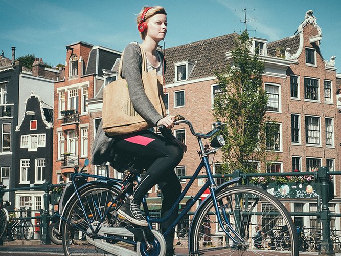9 из 10 британцев поддерживают идею запрета на ношение наушников велосипедистами