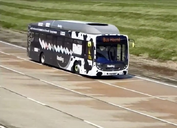 Автобус Cow Poop Bus, работающий на биометане, побил рекорд скорости