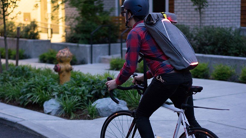 Велосипедный рюкзак Artefact сам показывает сигналы поворота и остановки 