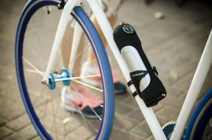 Насос для велосипеда RideAir легко накачает спущенные шины в дороге