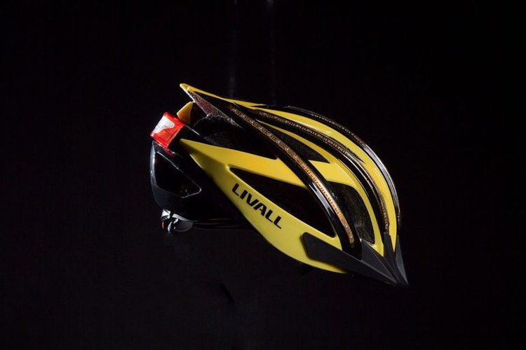 Светящийся велосипедный SMART-шлем Livall работает также в качестве рации