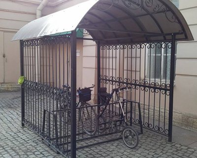 У петербургского ЗакСа установили велопарковку