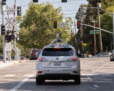 Самоуправляемый автомобиль от Google заботится о велосипедистах