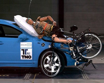 Внешние подушки безопасности на автомобилях для защиты велосипедистов