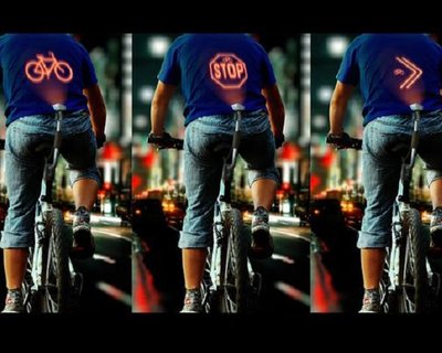 Устройство Cyclee проецирует знаки движения на спине велосипедиста