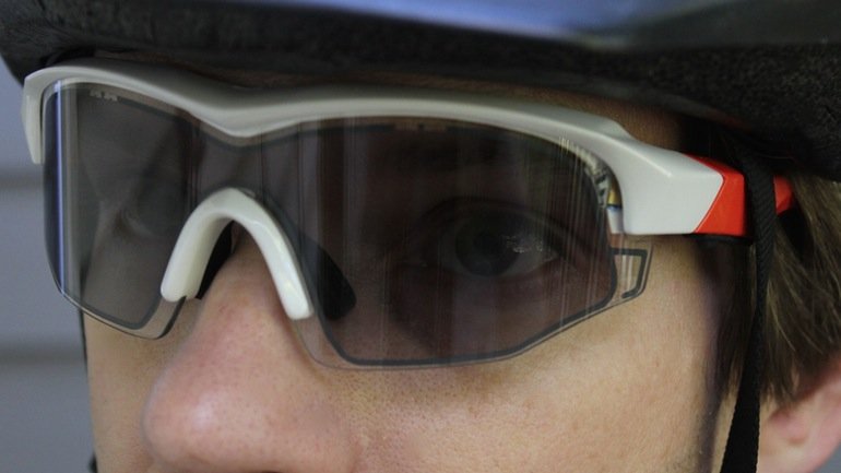 Велосипедные очки Uvex Variotronic используют технологию изменения оттенка, разработанную для военного использования