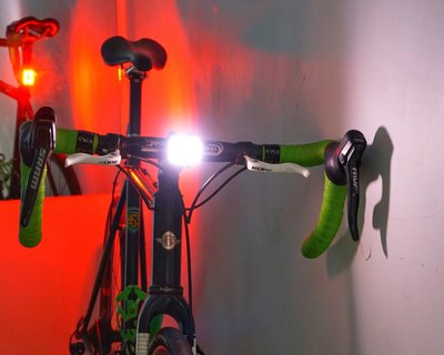 Велосипедный фонарь Orb Droid как часть выноса руля