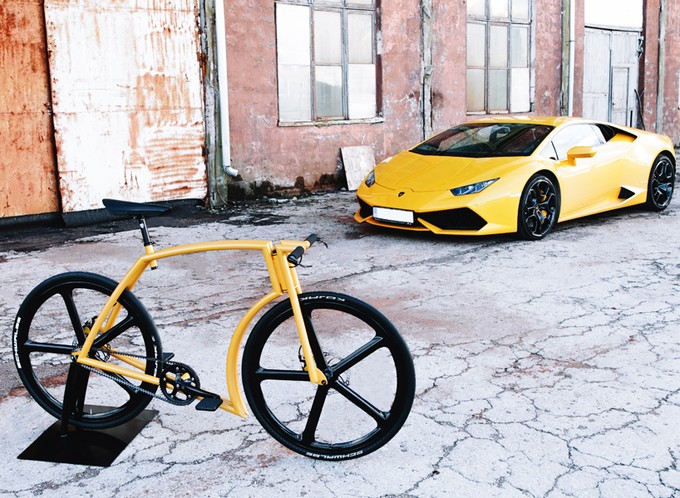 Велосипед VIKS GT с на фоне Lamborghini фото