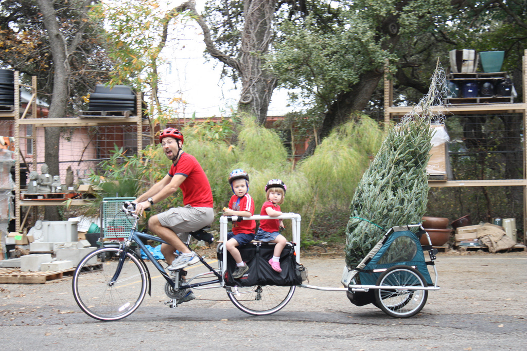 перевозка детей и ёлки на велосипеде