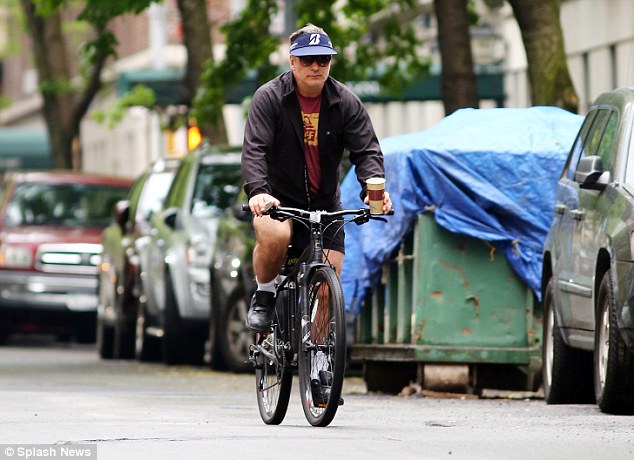 Алек Болдуин был задержан за неправильную езду на велосипеде