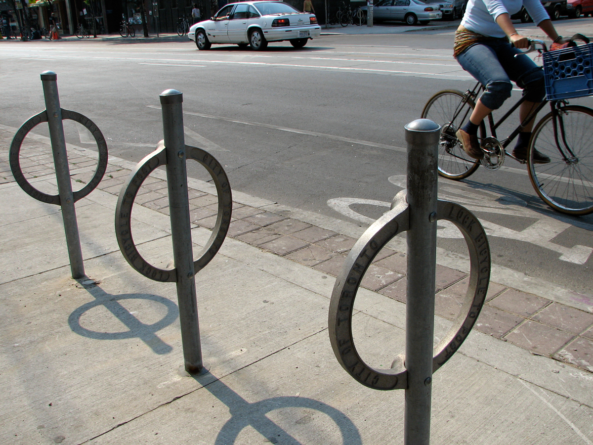 Правильные велопарковки, на которые велосипед опирается в двух местах и не повреджается: