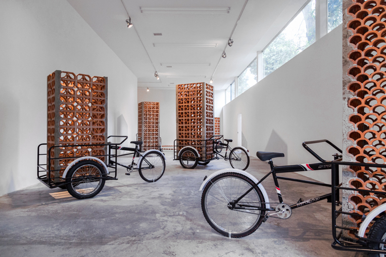 Композиция Хектора Заморы с решетчатыми кирпичами из глины на бразильском велосипеде «Бразилия»