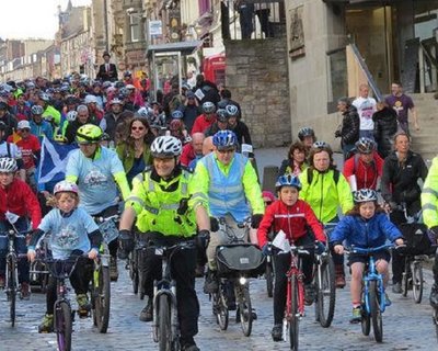 Ежегодный велопробег Pedal on Parliament 4 с участием 4000 велосипедистов прошел в Эдинбурге 25 апреля 2015 года  