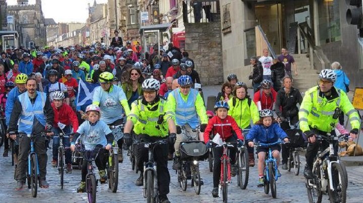 Ежегодный велопробег Pedal on Parliament 4 с участием 4000 велосипедистов прошел в Эдинбурге 25 апреля 2015 года  