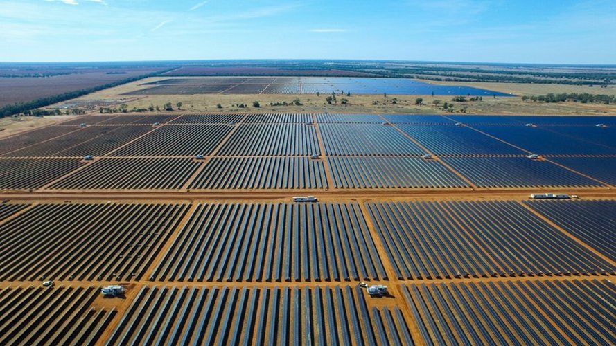 В Австралии открыли огромный комплекс солнечных батарей