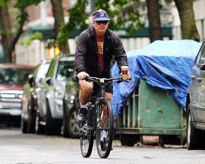 Алек Болдуин был задержан за неправильную езду на велосипеде