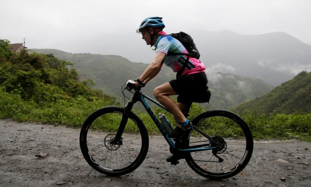 70-летняя велосипедистка приняла участие в велогонке по самой опасной боливийской трассе — «Дороге смерти»