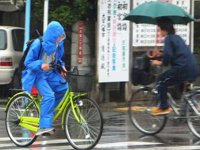 Японская полиция дарит велосипедистам дождевики
