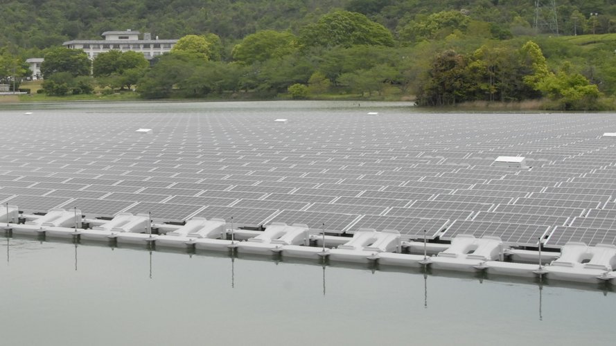 Япония строит огромные солнечные электростанции, плавающие на воде