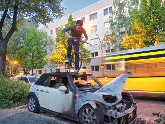 Автор блога на tumblr фотографируется вместе с байком на разбитых авто