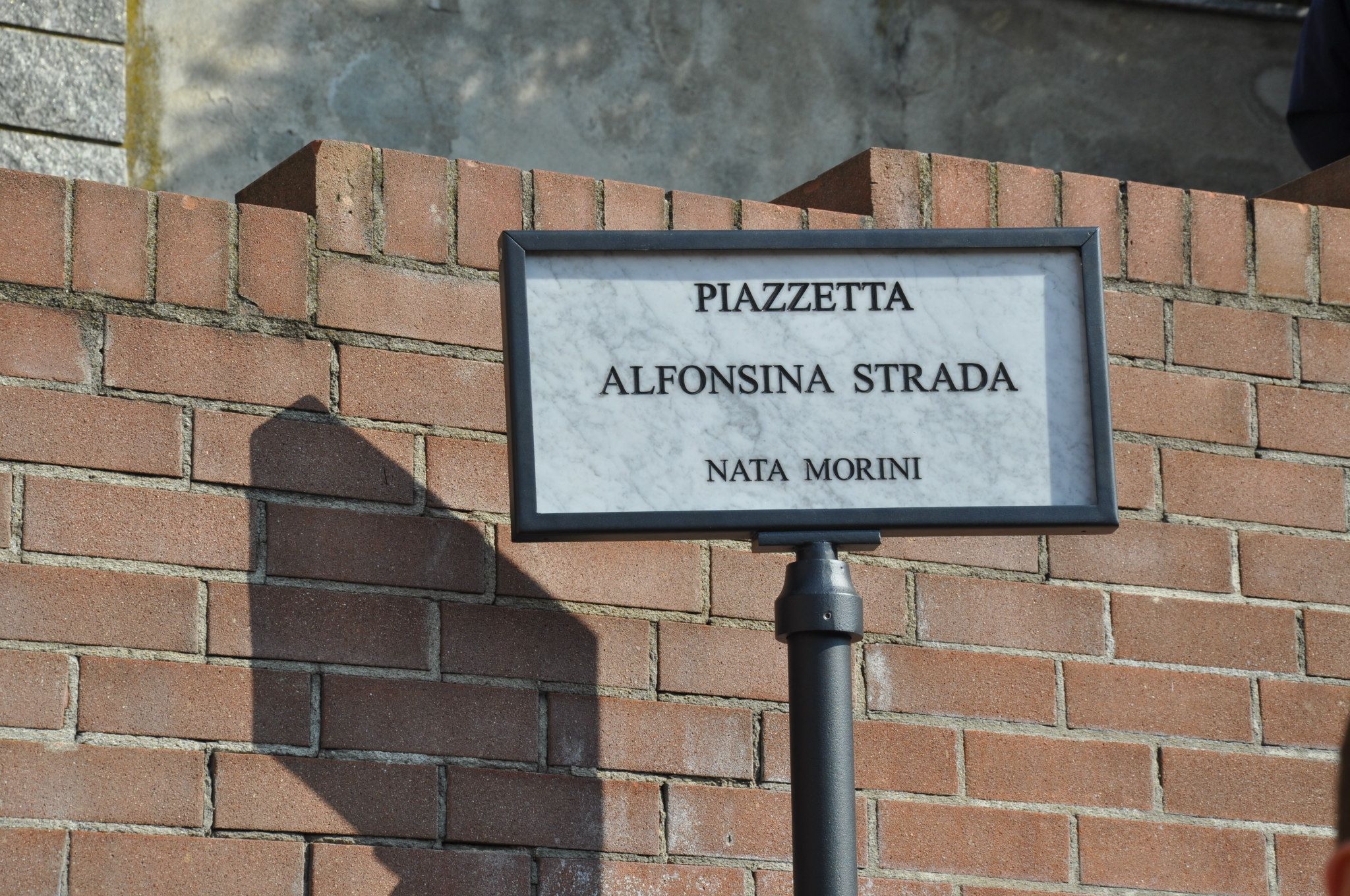В честь Альфонсины Страда, единственной женщины гонки Джиро д'Италия, назвали площадь